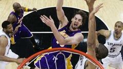 <b>DUELO CON DUNCAN. </b>Gasol prueba con un gancho para superar la defensa del pívot de los Spurs.