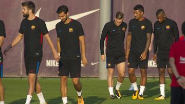 Piqu&eacute;, Andre Gomes, Deulofeu, Paulinho y Semedo durante un entrenamiento con el Barcelona.