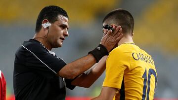 ¡Insólito! Suspenden a árbitro por revisar jugada en celular por falta de VAR