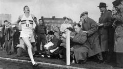 Roger Bannister, en el momento de romper el muro de los cuatro minutos en la milla. 