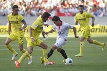 El centrocampista del Sevilla Jairo Samperio (c) controla el balón ante los jugadores del Villarreal, Bruno Soriano (i), el argentino Mateo Musacchio (2i) y Mario Gaspar (d), durante el partido correspondiente a la trigésimo sexta jornada de Liga.