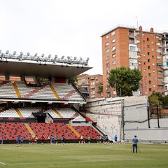 Preocupa el césped de Vallecas