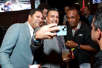 Sugar Ray Leonard (a la derecha)  se hace un selfie con unos fans.