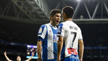 Wu Lei celebra un gol.