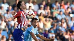 Kalinic salta ante Okay para tratar de rematar un bal&oacute;n en Bala&iacute;dos. 