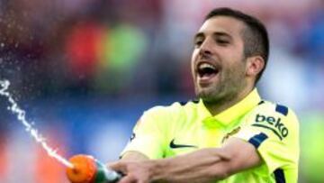 Jordi Alba celebra el t&iacute;tulo.