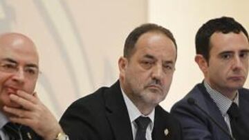 <b>A CONTRARRELOJ. </b>Francisco Checa, Agapito Iglesias y Javier Porquera, durante la Junta General de Accionistas del pasado lunes.