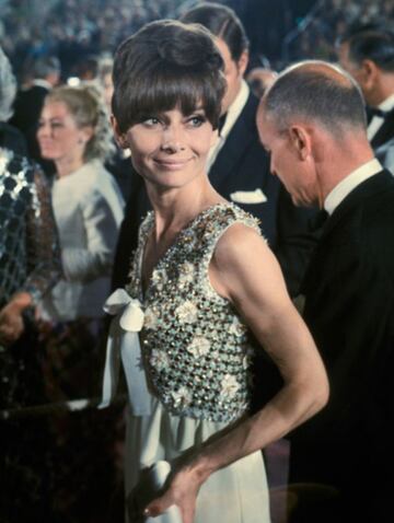 Audrey Hepburn  en los Premios Oscar de 1975 con un vestido de Givenchy