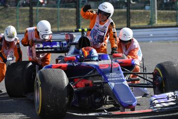 Carlos Sainz se retira por un pinchazo que le hizo salirse en una curva.