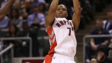 Kyle Lowry lanzando a canasta.