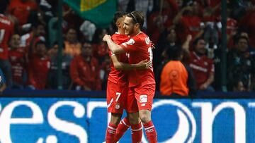 MEX3961. TOLUCA (MÉXICO), 30/08/2023.- Juan Domínguez (i) y Jesús Angulo (d) del Toluca celebran un gol anotado al hoy, durante un juego pendiente por la jornada cinco del torneo Apertura 2023 de la Liga MX en el estadio Nemesio Diez de la ciudad de Toluca (México) . EFE/Felipe Gutiérrez