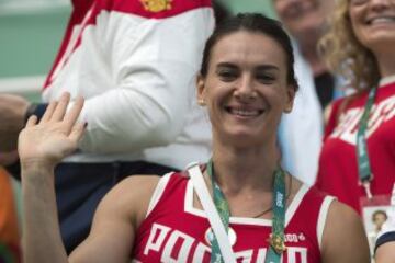 La rusa logró ganarse el respeto y admiración de su país e incluso del mundo gracias al talento que la llevó a ganar cinco veces el campeonato del mundo y de pista cubierta otras cinco ocasiones, así como el oro en Atenas 2004 y Pekín 2008, y el broce en Londres 2012. Aunque se extrañó en Río de Janeiro 2016 tras la polémica de dopaje de la federación de su país, sigue siendo un referente de éxito, popularidad y belleza.
