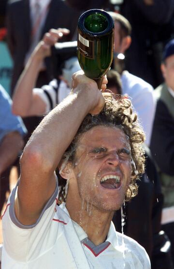 A final de la d¨¦cada de los 90 y principios de los 2000 hubo un nombre propio en la historia de Roland Garros: Gustavo Kuerten. El brasile?o estableci¨® una peque?a hegemon¨ªa en un per¨ªodo de cinco a?os, donde gan¨® hasta tres ediciones del major parisino. La m¨¢s m¨ªtica tuvo lugar en 2001 ante ?lex Corretja, que perdi¨® su segunda final en Par¨ªs pese a ganar el primer set: 6-7, 7-5, 6-2, 6-0.
