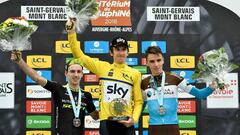 Geraint Thomas posa junto a Adam Yates y Romain Bardet en el podio del Criterium du Dauphine de 2018.