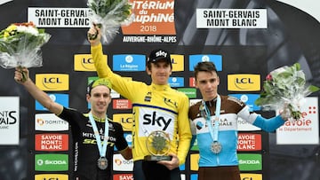 Geraint Thomas posa junto a Adam Yates y Romain Bardet en el podio del Criterium du Dauphine de 2018.