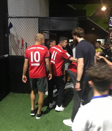 James y Robben compartiendo fútbol en Miami