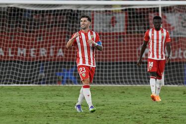 El extremo fue decisivo para que el Almería remontara. Un gol, con un gran disparo lejano, y otro lanzamiento que se encontró con el larguero demuestran que está en un gran momento.