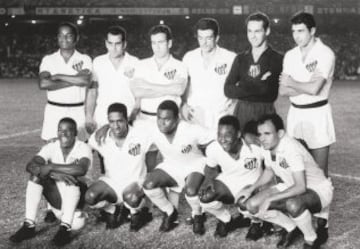 Pelé con el Santos en 1962. Fila de arriba; Lima, Zito, Dalmo, Calvet, Gilmar y Mauro. Fila de abajo; Dorval, Mengalvio, Coutinho, Pelé e Pepe.