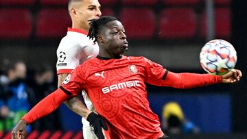 Jérémy Doku y Diego Carlos, durante un partido entre Stade Rennes y Sevilla.