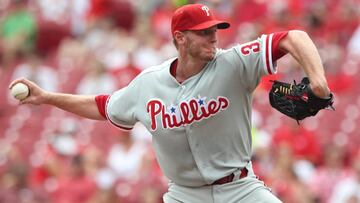 SCM03. CINCINNATI (EE.UU.), 07/11/2017.- Fotografía del 5 de septiembre de 2012 del picher Roy Halladay de Filis de Filadelfia lanzando durante un juego contra Rojos de Cincinnati en Great America Ballpark en Cincinnati, Ohio (EE.UU.). Según informaciones periodísticas de hoy, martes 7 de noviembre de 2017, Roy Halladay, de 40 años, murió después de que se estrellara una avioneta donde viajaba en el Golfo de México. EFE/STEVEN C. MITCHELL