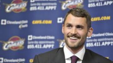 Love: "Chicos, muchas gracias por no quemar mi camiseta"