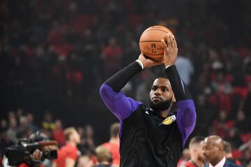 LeBron James debuta con los Lakers con derrota