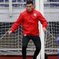 Charles Aránguiz será evaluado antes del viaje de la Roja a Brasil