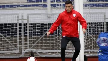 Futbol, entrenamiento de la seleccion chilena.
El jugador de la seleccion chilena Charles Aranguiz es fotografiado durante el entrenamiento en el estadio Smena de San Petersburgo, Rusia.
01/07/2017
Andres Pina/Photosport
*******
Football, Chilean National team training session.
Chile's player Charles Aranguiz is pictured during the training session at the Smena stadium in Saint Petersburg, Russia.
01/07/2017
Andres Pina/Photosport