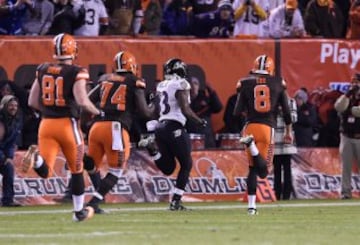 Balón que recogía el safety Will Hill y devolvía para touchdown corriendo pegado a la banda izquierda, ante la impotencia de los locales que no pudieron alcanzar al jugador en ningún momento. Baltimore ganaba con este touchdown de retorno en el último segundo 33 a 27.