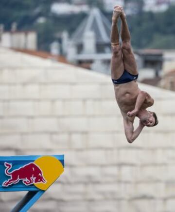 Un clavadista salta durante los entrenamientos de las series mundiales de la Red Bull Cliff Diving, la competición de saltos acrobáticos más importante del mundo, que se disputará el próximo sábado desde una plataforma de 27 metros de altura en el Puente de La Salve de Bilbao. 