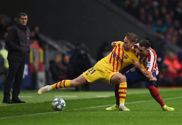 Frenkie de Jong con Héctor Herrera.