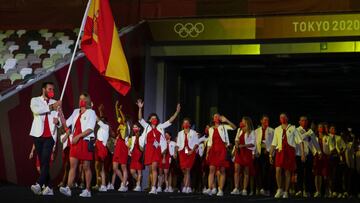 Los abanderados Mireia Belmonte y Saul Craviotto de la delegación de España lideran a su equipo durante la Ceremonia de Apertura de los Juegos Olímpicos de Tokio 2020.