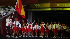 Los abanderados Mireia Belmonte y Saul Craviotto de la delegación de España lideran a su equipo durante la Ceremonia de Apertura de los Juegos Olímpicos de Tokio 2020.