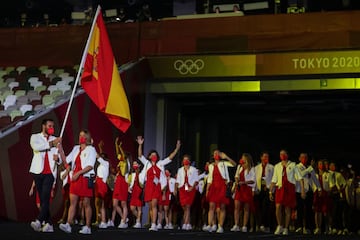 Los abanderados Mireia Belmonte y Saul Craviotto de la delegación de España lideran a su equipo durante la Ceremonia de Apertura de los Juegos Olímpicos de Tokio 2020