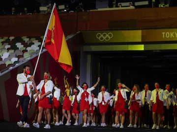 Los abanderados Mireia Belmonte y Saul Craviotto de la delegación de España lideran a su equipo durante la Ceremonia de Apertura de los Juegos Olímpicos de Tokio 2020