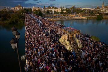 Una imagen de la Virgen María es llevada en procesión por las calles de Sevilla durante el Domingo de Ramos.