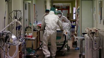 Members of the medical staff transfer a patient suffering from coronavirus disease (COVID-19) from a fully occupied Intensive Care Unit (ICU) of the Nachod hospital, Czech Republic February 11, 2021. Picture taken February 11, 2021. REUTERS/David W Cerny