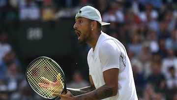 Wimbledon (United Kingdom), 06/07/2022.- Nick Kyrgios of Australia reacts during the tie break in the last set of the men's quarter final match against Cristian Garin of Chile at the Wimbledon Championships, in Wimbledon, Britain, 06 July 2022. (Tenis, Reino Unido) EFE/EPA/NEIL HALL EDITORIAL USE ONLY