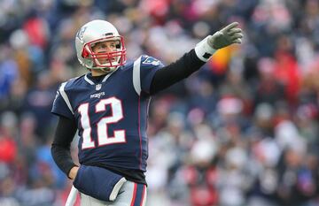 Tom Brady sabe d車nde est芍 la fuente de la eterna juventud y no nos quiere decir. Eso no es justo. Con 40 a?os de edad, el quarterback de los Patriots encabeza la carrera por el MVP, Jugador Ofensivo del A?o, el Oscar, el Grammy y un MTV Award. El tipo est芍 jugando as赤 de bien. Es l赤der en yardas a谷reas, pases completos, yardas por juego y es el campe車n vigente con la mira puesta en un sexto anillo. Pero no es el 迆nico veterano que sigue rindiendo a un nivel espectacular. No muy lejos de 谷l se encuentra Drew Brees, quien este a?o recibi車 como regalo una de las pocas cosas que no ten赤a: respaldo de una ofensiva terrestre. Gracias a Alvin Kamara y Mark Ingram, los Saints han dejado de colgar sus esperanzas en el brazo derecho del pr車ximo a cumplir los 39 a?os de edad. No por lanzar menos se ha vuelto menos espectacular. Lleg車 a 12 temporadas consecutivas con al menos 4,000 yardas, completa casi el 72% de sus pases y tiene apenas ocho intercepciones en 506 pases. Nada mal. Un poco m芍s joven, pero un Matusal谷n para los est芍ndares de la posici車n, Larry Fitzgerald, de 34 a?os sigue dominando. Con 101 recepciones consigui車 su quinta temporada superando el centenar y tercera de forma consecutiva. Es segundo en la NFL en ese departamento, tiene seis touchdowns y sus 1,101 yardas lo ubican como el octavo mejor de la liga. Todo eso con un ※Frankenstein§ de Carson Palmer, Drew Stanton y Blaine Gabbert del otro lado de los pases.