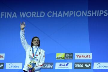En el primer día de las competencias de natación en los Mundiales de Budapest, la estadounidense Katie Ledecky dio una muestra de su poderío. La múltiple medallista olímpica ganó dos oros en menos de una hora: el primero, en los 400 metros libres, con una marca de 3:58.34 y el segundo, en el relevo 4x100. Son las primeras dos preseas de las siete a la que aspira la gran estrella de la natación.