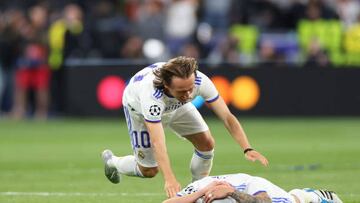 PARIS, FRANCE - MAY 28: Luka Modric and Toni Kroos of Real Madrid celebrate at full time of the UEFA Champions League final match between Liverpool FC and Real Madrid at Stade de France on May 28, 2022 in Paris, France. (Photo by Robbie Jay Barratt - AMA/Getty Images)