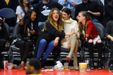 (I-D) Malika Haqq, actriz, habla con Khloe Kardashian, celebridad y presentadora de radio estadounidense, su hermana Kendall Jenner, modelo y animadora estadounidense, y Cara Delevingne, modelo y actriz inglesa, ganadora del premio a la modelo del año en los Premios de la Moda Británica 2012 y 2014.