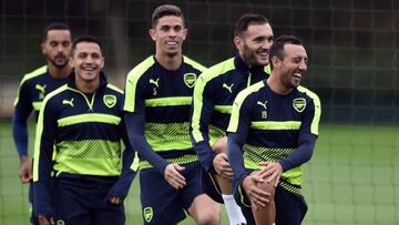 Los jugadores del Arsenal se ejercitan antes del encuentro ante el Basilea.