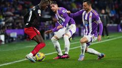 VALLADOLID, SPAIN - MARCH 17: Nico Williams of Athletic Club holds the ball whilst under pressure from Oscar Plano and Ivan Fresneda of Real Valladolid CF during the LaLiga Santander match between Real Valladolid CF and Athletic Club at Estadio Municipal Jose Zorrilla on March 17, 2023 in Valladolid, Spain. (Photo by Angel Martinez/Getty Images)