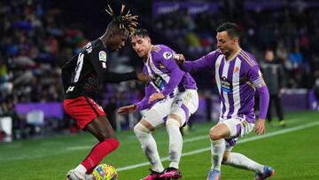 VALLADOLID, SPAIN - MARCH 17: Nico Williams of Athletic Club holds the ball whilst under pressure from Oscar Plano and Ivan Fresneda of Real Valladolid CF during the LaLiga Santander match between Real Valladolid CF and Athletic Club at Estadio Municipal Jose Zorrilla on March 17, 2023 in Valladolid, Spain. (Photo by Angel Martinez/Getty Images)