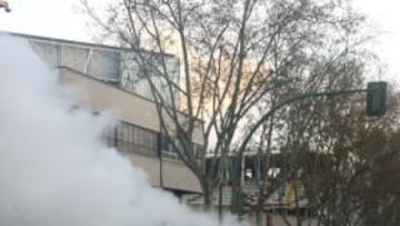 Un coche de la Polícia Municipal arde en Vallecas.