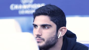 Guedes, en el banquillo de Stamford Bridge.