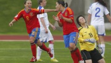 Sonia Bermúdez, felicita a Mari Paz Vilas, autora de 7 goles ante Kazajistán en 2012.