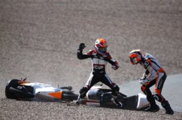 JULIO 2014. Los pilotos de Moto3 Bryan Schouten y Scott Deroue (dcha) se encaran tras chocar en el GP de Alemania del Mundial de Motociclismo. 