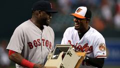 Adam Jones y su amigo David Ortiz disfrutan del momento en el que el segundo recibe el tel&eacute;fono que destroz&oacute; en el banquillo el 27 de julio de 2013.